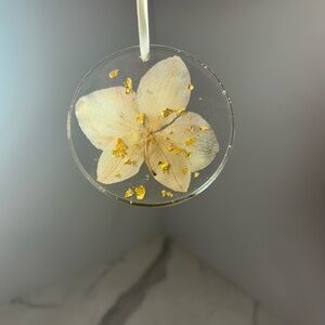 Handmade christmas/ wall ornament with real flowers